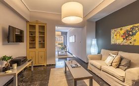 Tranquil Central Apt, Behind Athens Caravel Area